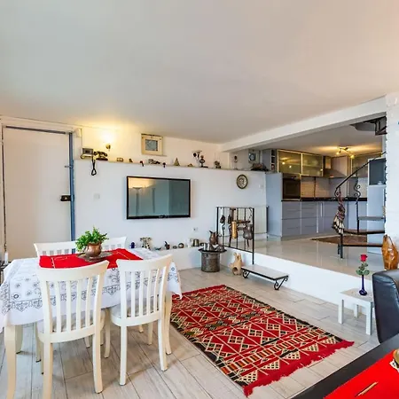 Unique House With Tree Inside Near Sea In Maltepe Ξενοδοχείο 4*