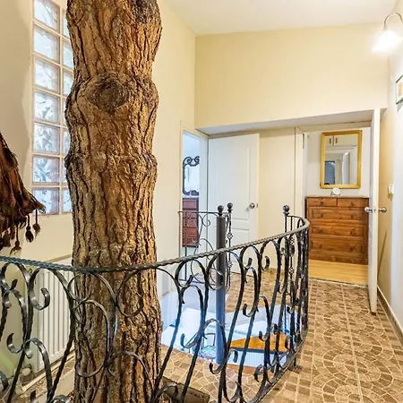 Ξενοδοχείο Unique House With Tree Inside Near Sea In Maltepe 4*