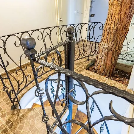 Ξενοδοχείο Unique House With Tree Inside Near Sea In Maltepe 4*