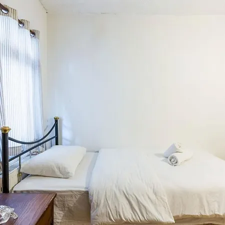 Hotel Unique House With Tree Inside Near Sea In Maltepe 4*