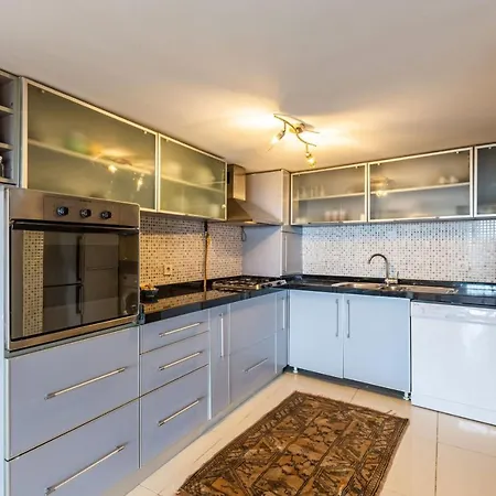 Hotel Unique House With Tree Inside Near Sea In Maltepe 4*